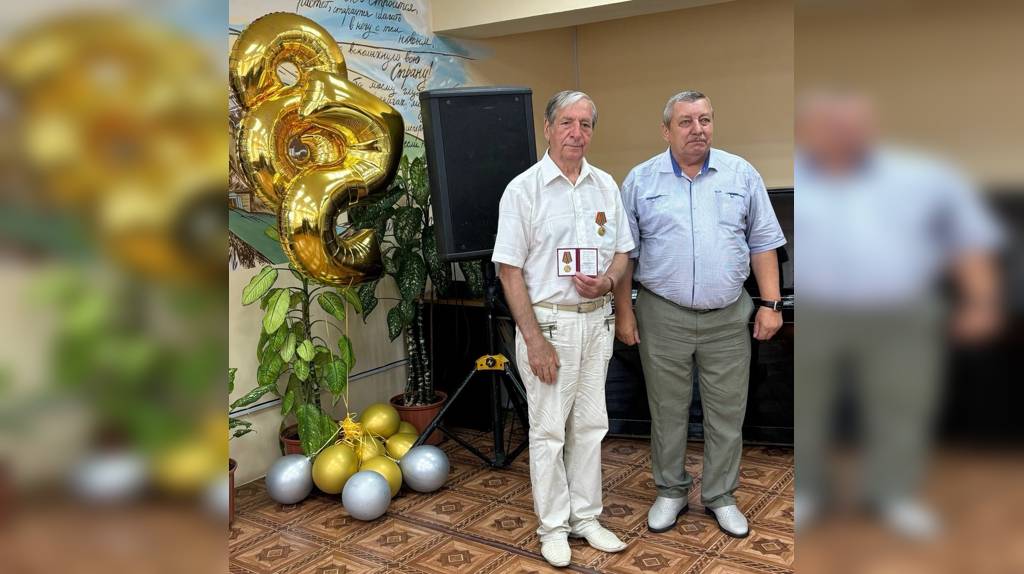 В Стародубе поздравили с юбилеем ветерана гражданской авиации Владимира Пысенка 