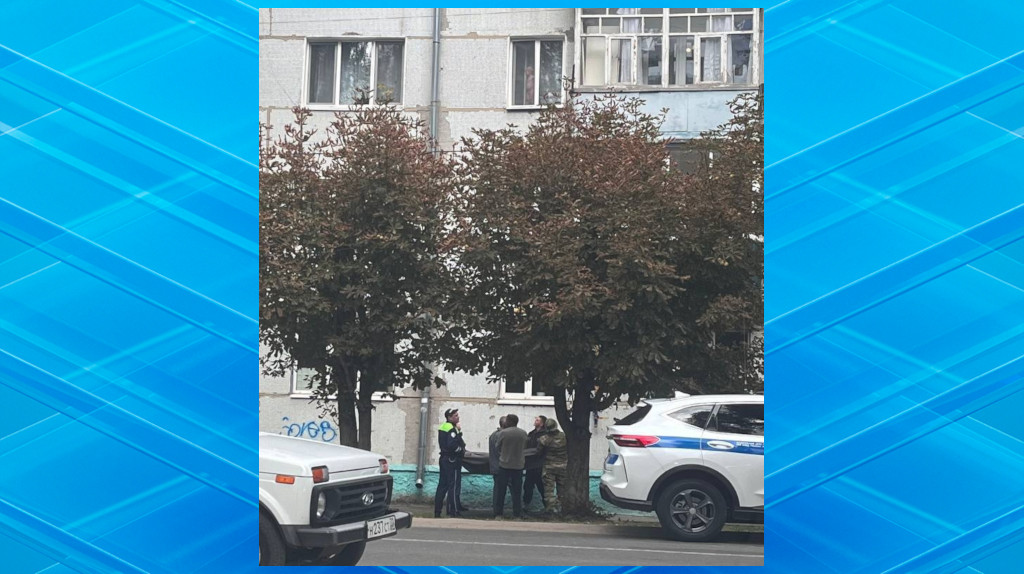 В Новозыбкове маленький ребенок чуть не вышел в окно на третьем этаже