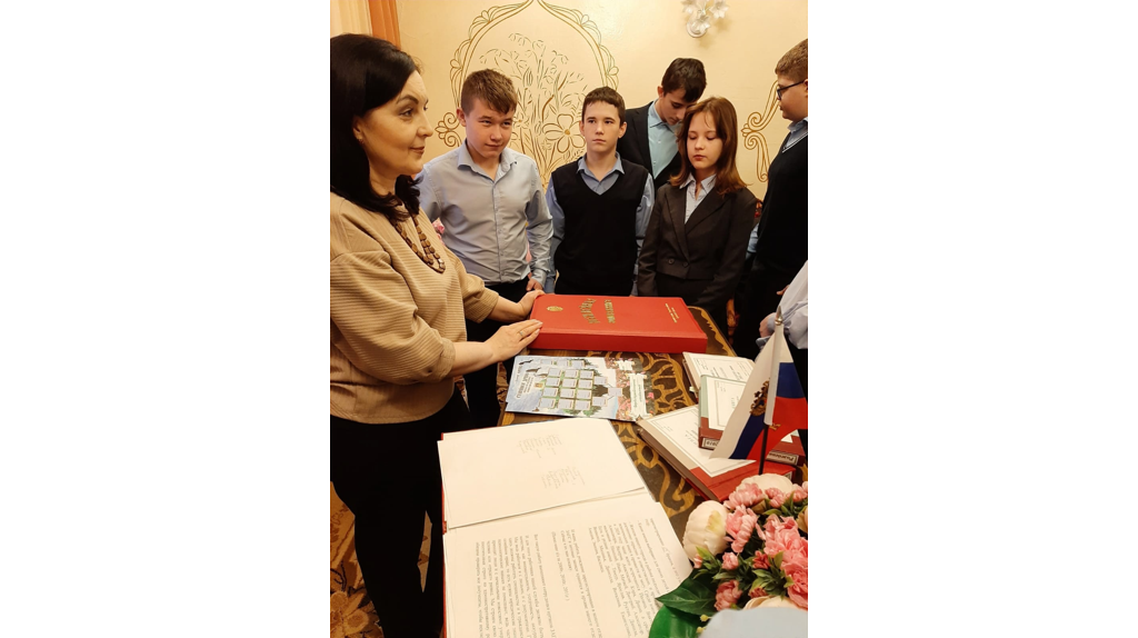 Севские школьники побывали на экскурсии в районном отделе ЗАГС