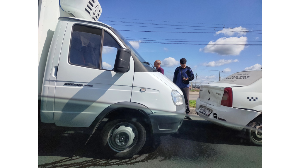 В Брянске на проспекте Московском «Газель» протаранила автомобиль такси