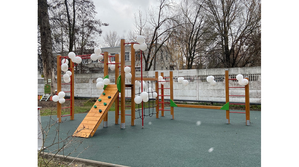 В Брянске открылась универсальная детская площадка