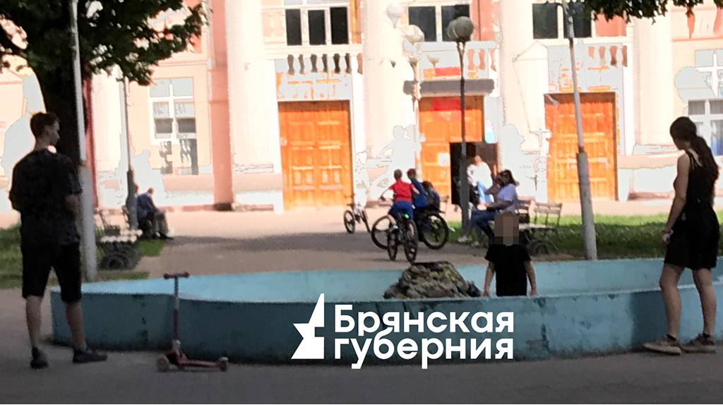 Фонтан перед ГДК Володарского района слегка почистили
