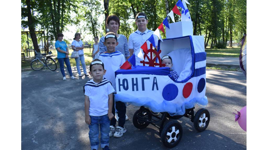 От танка до корабля: в брянском райцентре Клетня провели парад колясок