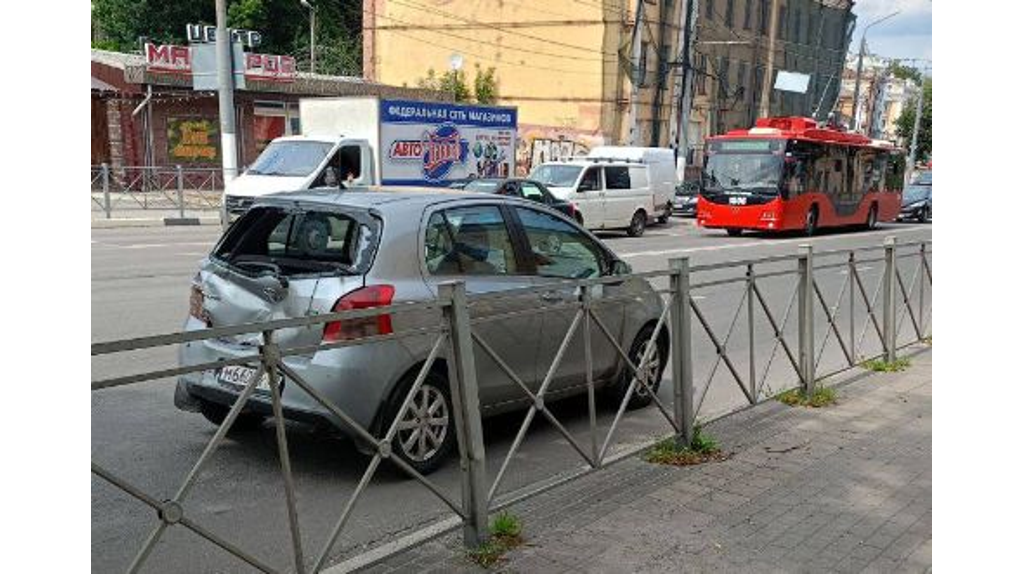 В Брянске на улице Калинина автобус №11 въехал в легковушку