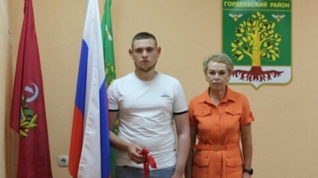 В брянском поселке Гордеевка вручили ключи от квартиры бойцу СВО Никите Шое