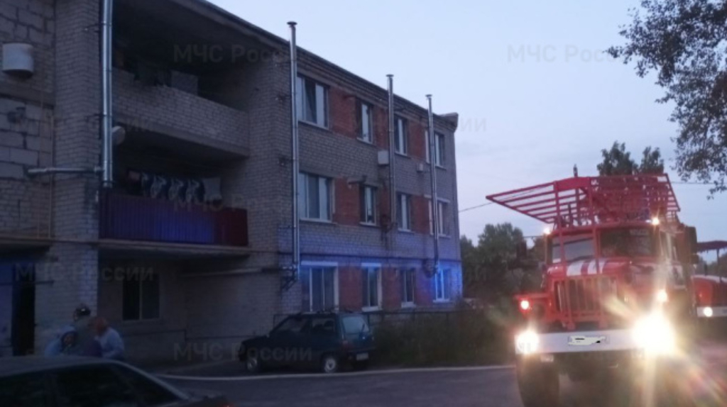В Севске пожарные эвакуировали 35 человек из горящей квартиры