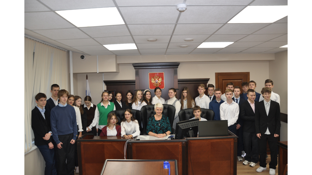 Для брянских школьников провели урок обществознания в арбитражном суде