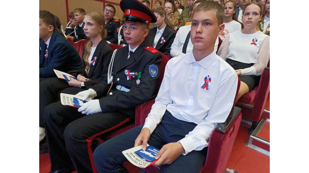 В День флага РФ губернатор Богомаз вручил юным брянцам паспорта