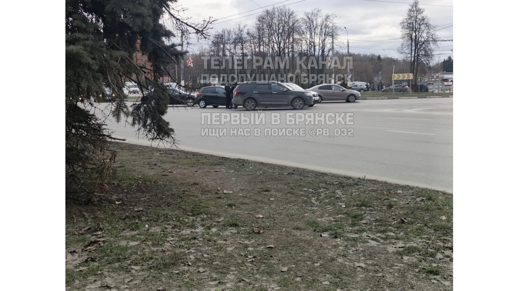 В Брянске на кольце Самолета в ДТП попали три легковушки