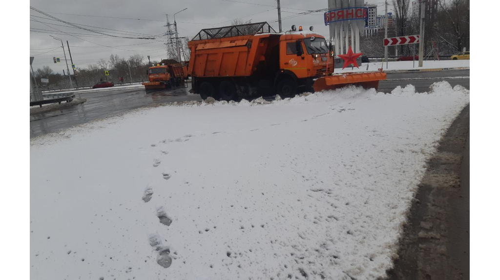 Брянские коммунальщики за сутки сменили поливочную технику на снегоуборочную