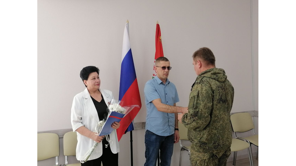 В Клинцовском районе герою СВО Дмитрию Романишко торжественно вручили орден Мужества