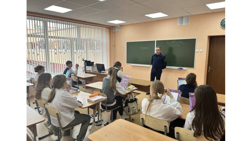 Следователь провел урок безопасности в школе №60 Брянска