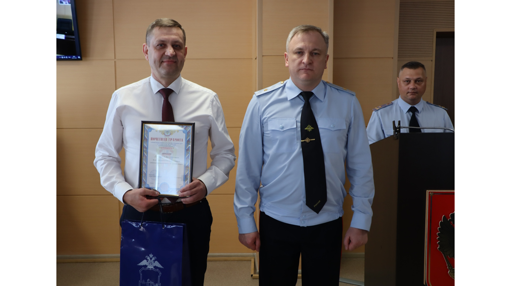 Брянский таксист не дал пенсионерке подарить мошенникам 300 тысяч рублей