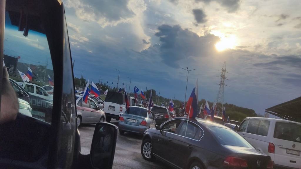 В День России в Брянске проходит массовый автопробег
