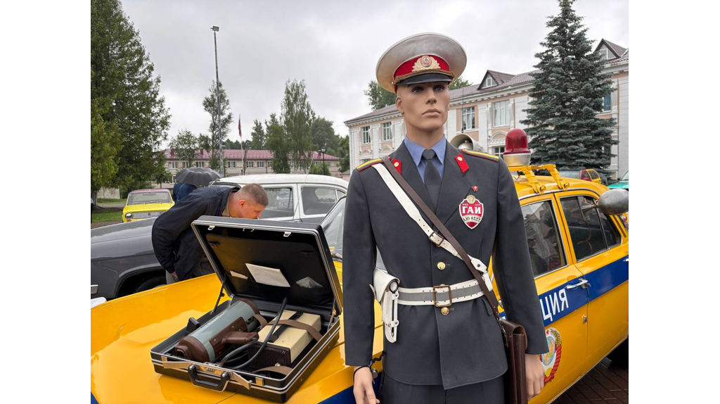 В брянском поселке Белые берега День молодежи отметили выставкой ретромобилей