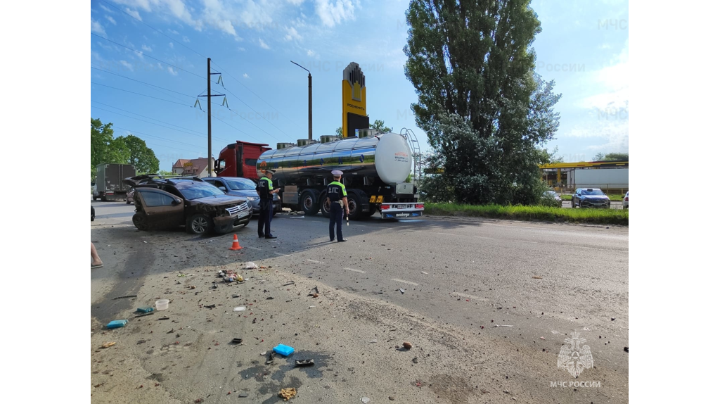 В Брянске в ДТП попали молоковоз и четыре легковушки