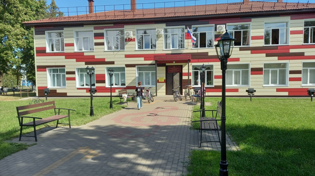 Самым ярким зданием брянской деревни Добрунь стала детская школа искусств