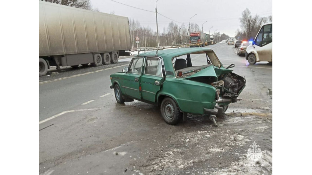 На брянской трассе произошло ДТП – потребовалась помощь спасателей