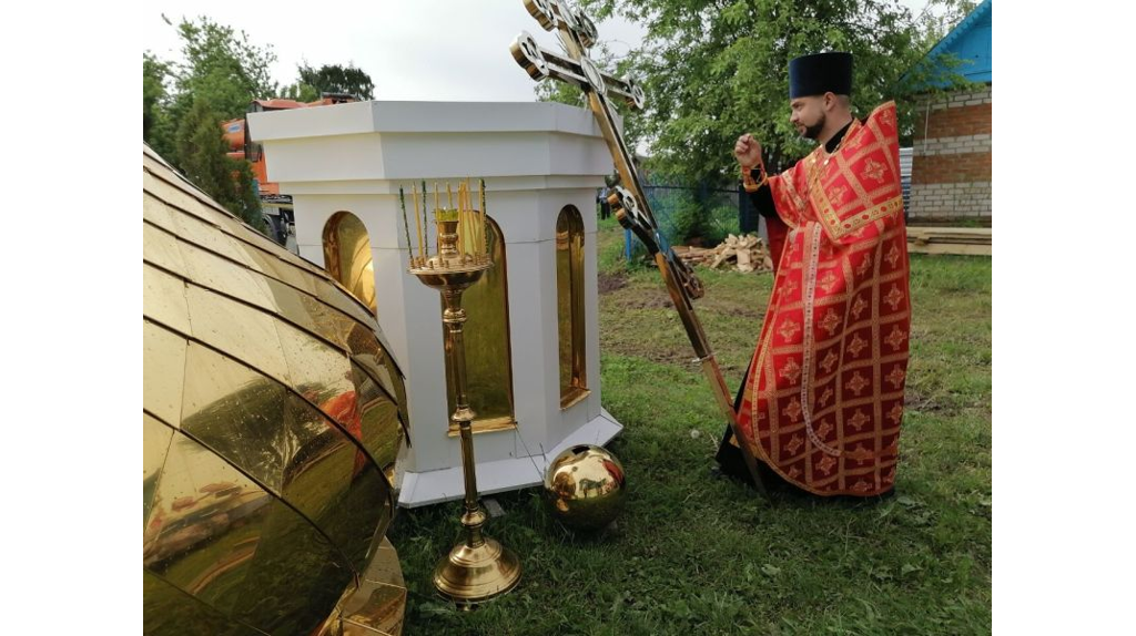 На храме в брянском селе Медведово засияли новые купол и крест