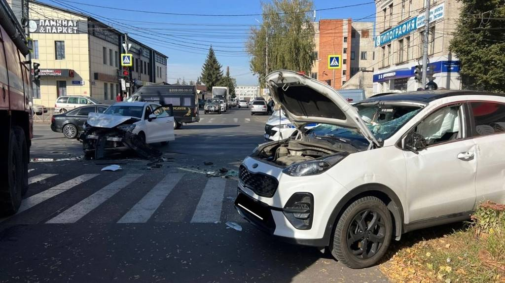 На проспекте Станке Димитрова в Брянске произошло ДТП: ранены двое