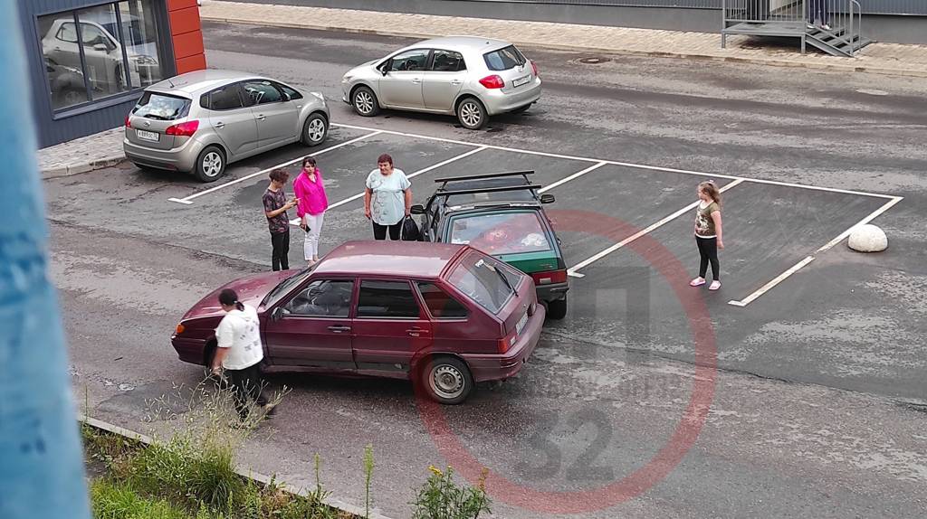 В Брянске на парковке у ТЦ «Космос» столкнулись две легковушки