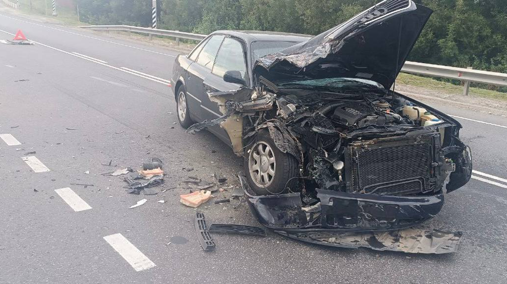 Под Почепом 38-летняя пассажирка иномарки ранена в ДТП с автобусом