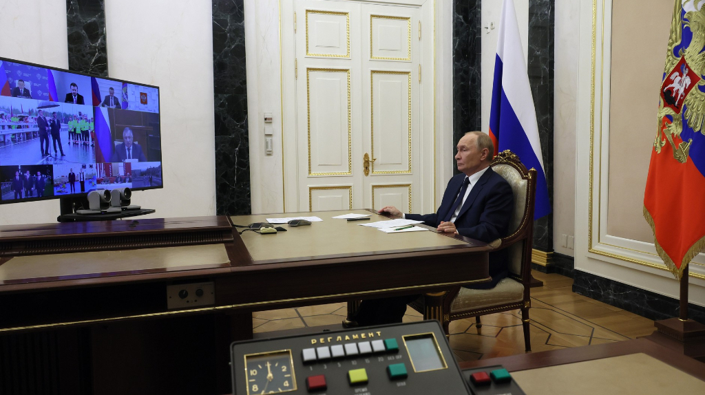 Путин открыл движение по путепроводу через ж/д пути в Унече
