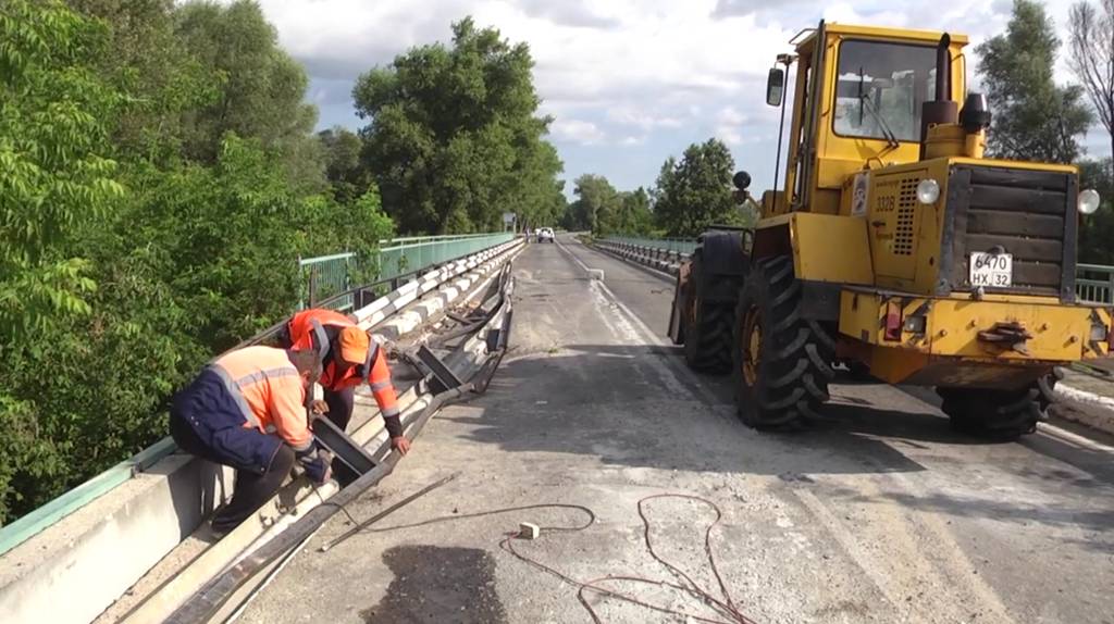 Возле брянского села Творишино возобновили движение по мосту через Ипуть