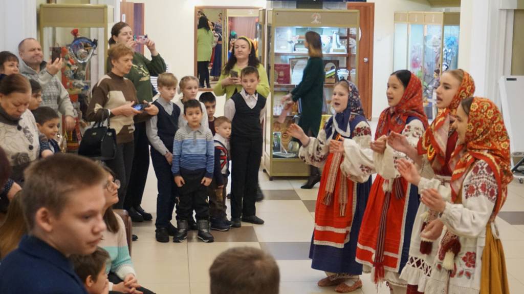 В Новый год с брянским театром кукол шагнули дети из соцучреждений