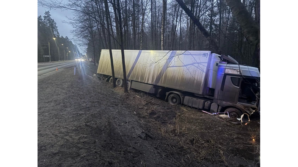 Опубликованы фото с места страшного ДТП с легковушкой и тягачом под Брянском