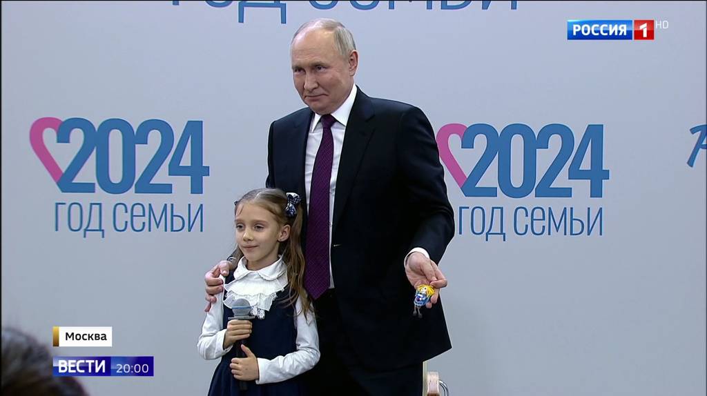 Девочка из Брянска подарила президенту Путину «талисман победы»