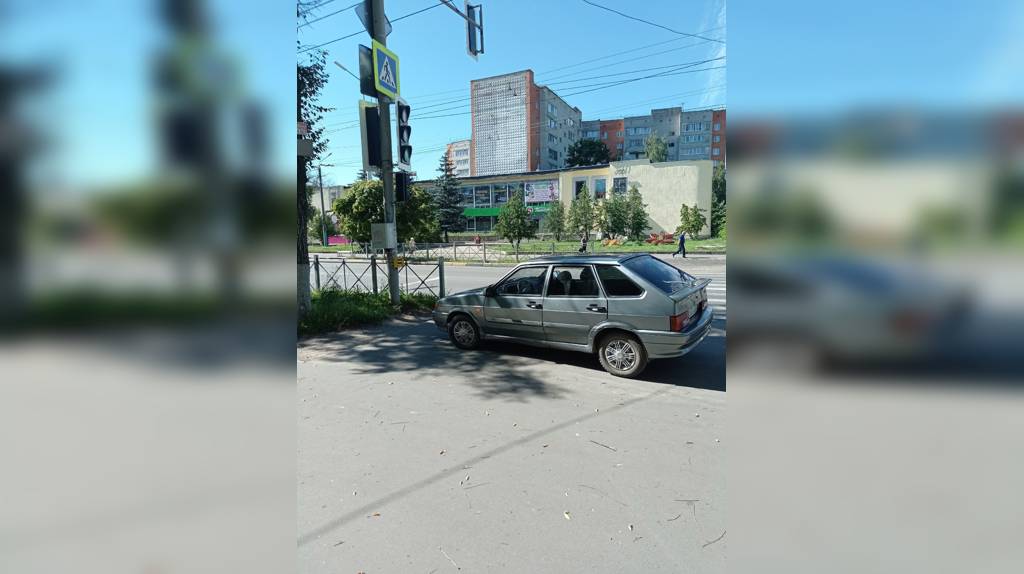 Брянский автохам припарковался на пешеходном переходе