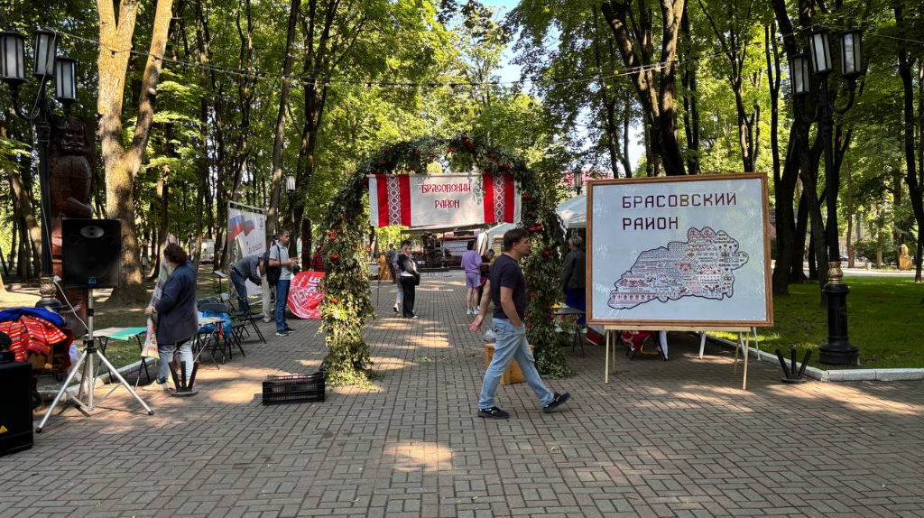 В парке Толстого Брасовский и Почепский районы развернули выставки своих достижений