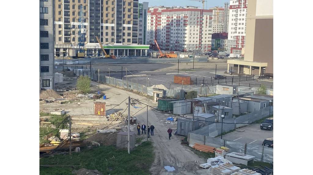 На улице Грибачева в Брянске готовят площадку для разборки упавшего крана