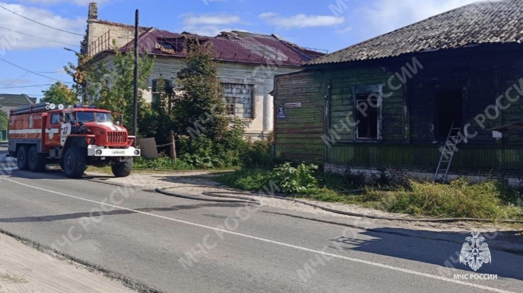 В Почепе пожар в жилом доме тушили три автоцистерны
