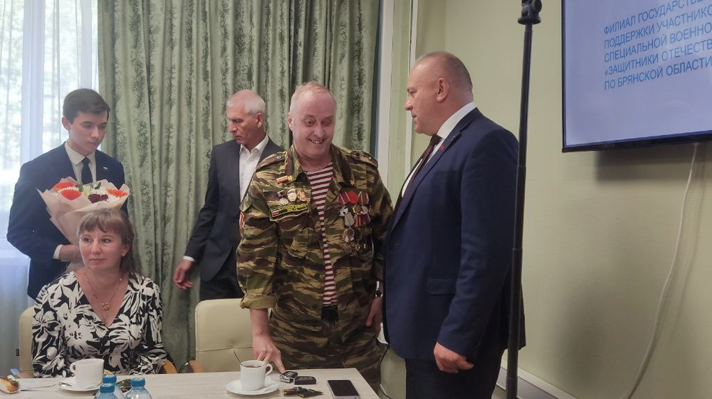В Брянске передали автомобили ветеранам СВО
