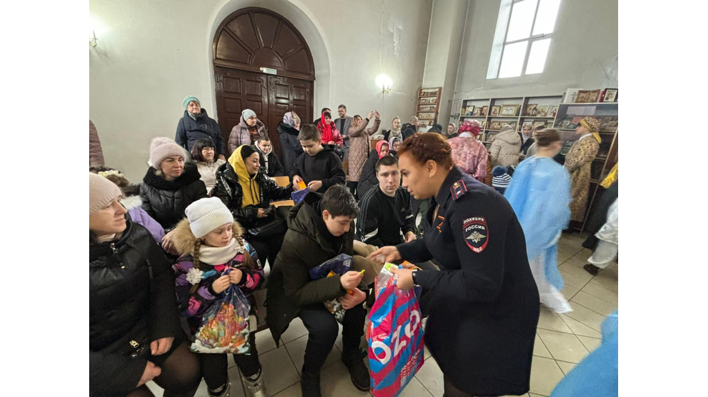 В Унече транспортные полицейские провели Рождественскую встречу для особенных детей