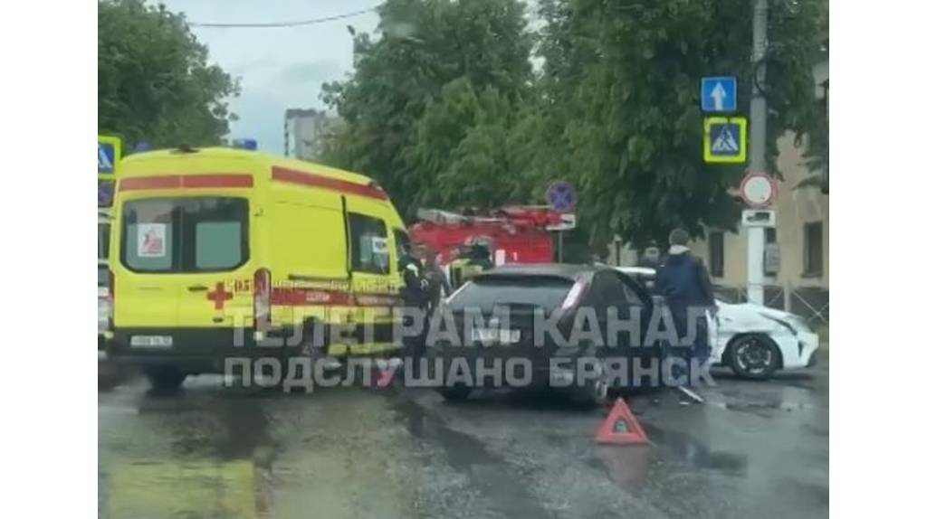 В Брянске на улице Фокина разбились две легковушки