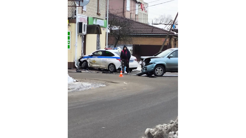 В Почепе в серьезную аварию попали сотрудники ДПС