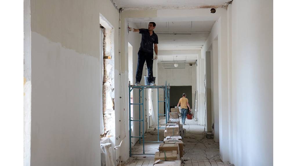 В Брянске продолжается масштабный ремонт школы №3 за 100 миллионов рублей