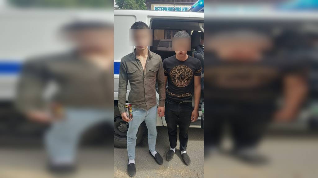 В Брянске двое подростков ограбили в подъезде мужчину