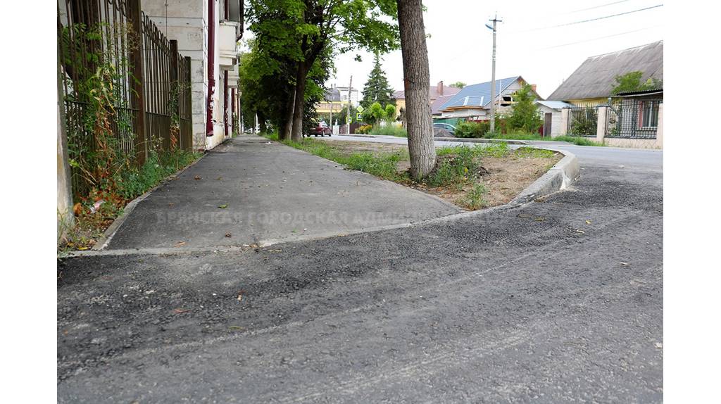 В Брянске для школы по улице Болховской построили парковку