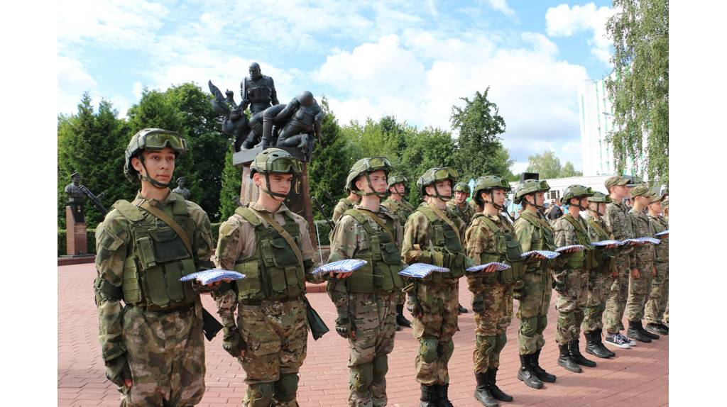 Новая традиция: участники СВО приняли в ряды юных десантников новых ребят   