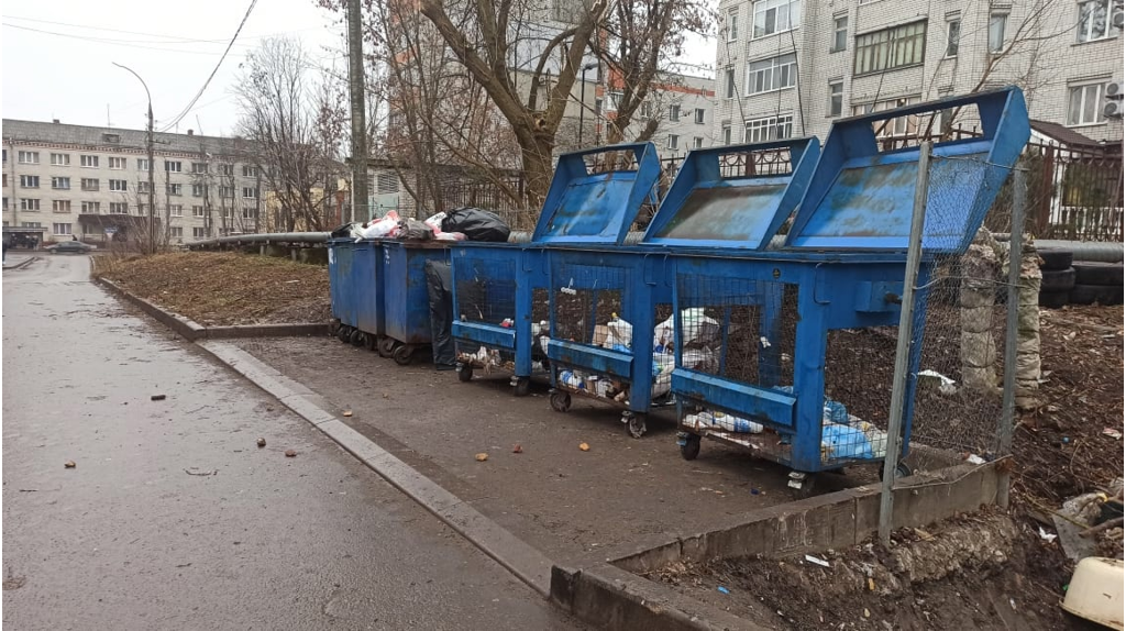 После жалоб жильцов в центре Брянска убрали переполненные контейнеры