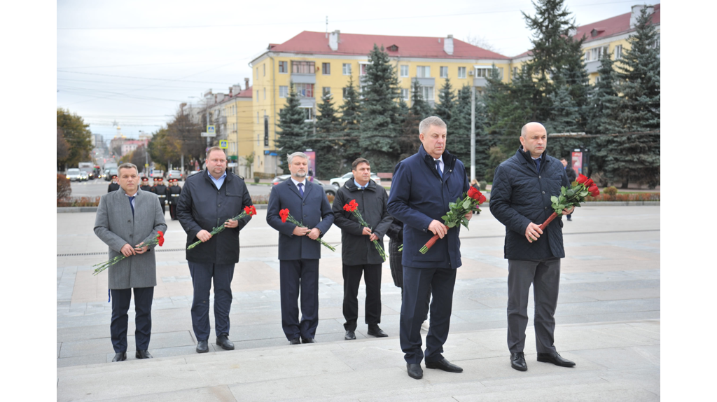 Посол Беларуси Александр Рогожник возложил в Брянске цветы к Вечному огню