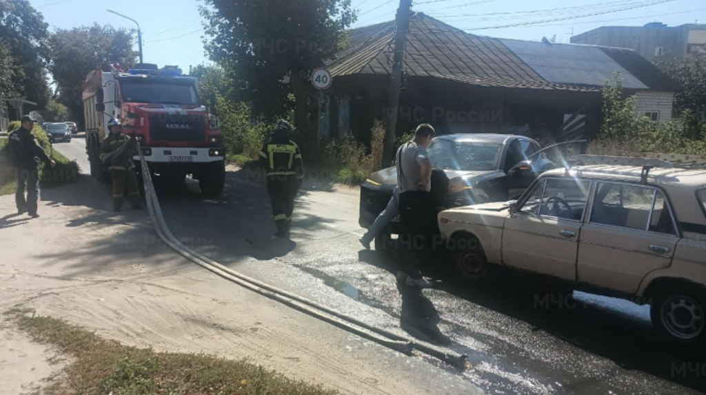 В Клинцах столкнулись два автомобиля на переулке Калинина