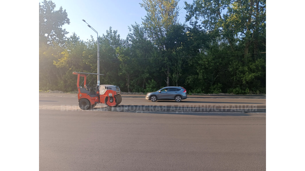 В Брянске на проспекте Московском асфальтируют разделительную полосу