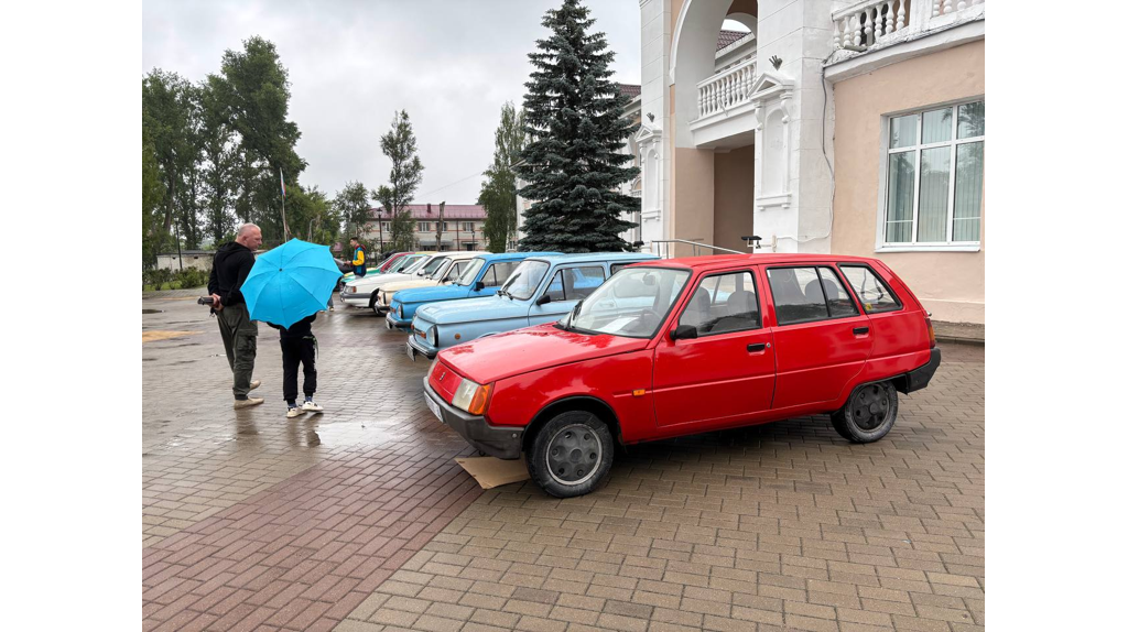 В брянском поселке Белые берега День молодежи отметили выставкой ретромобилей