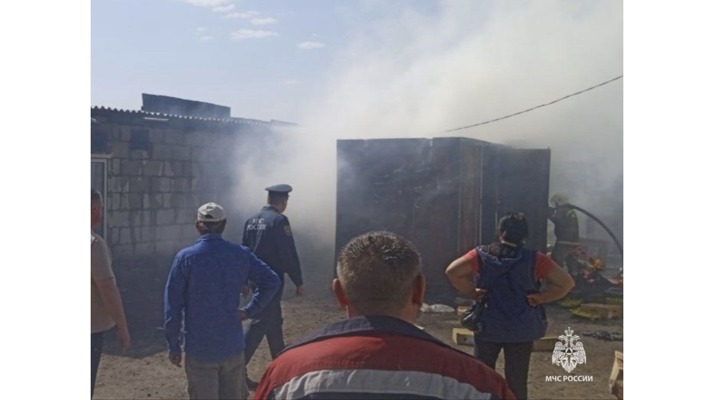 В Карачеве потушили пожар на продовольственном рынке