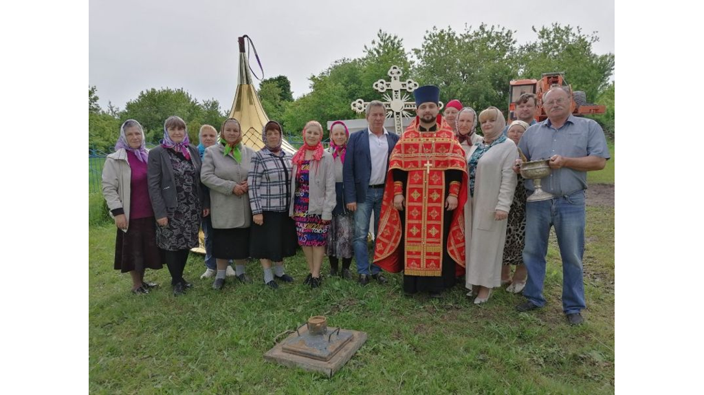 На храме в брянском селе Медведово засияли новые купол и крест